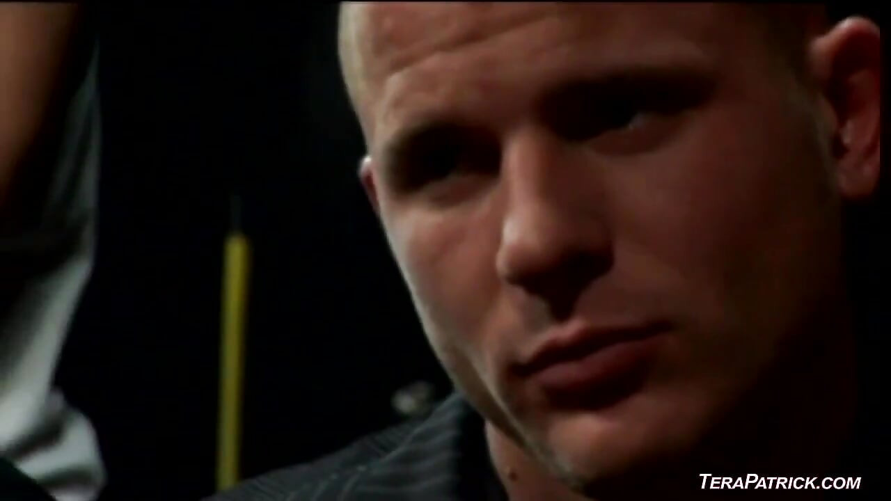 热辣的亚洲女郎lucy lee用双插在所有小穴上被狠操