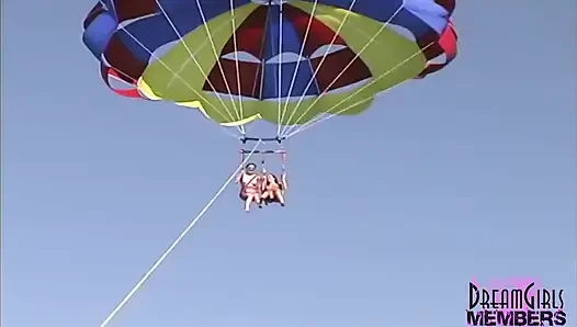 Parasailing telanjang di liburan musim semi di Key West