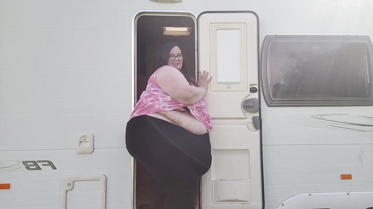 SSBBW 대 작은 캐러밴 도어