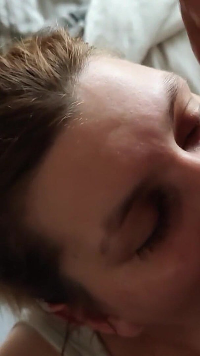 本物の自家製フェラ ディープスロート 大きなチンコが口に精液を飲み込む |クリップ2