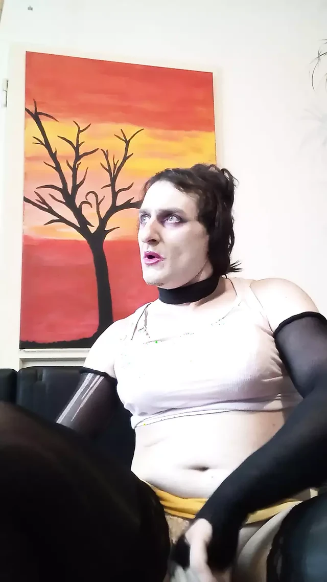 Crossdresser Barbara White masturbating till cum