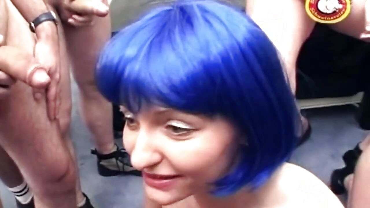 Blauw haar babe likt poesje en deelt dan een pik