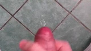 Masturbandosi in bagno