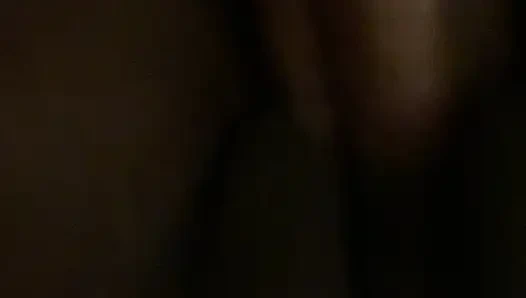 Большой пожилой хуй растягивает молодую киску