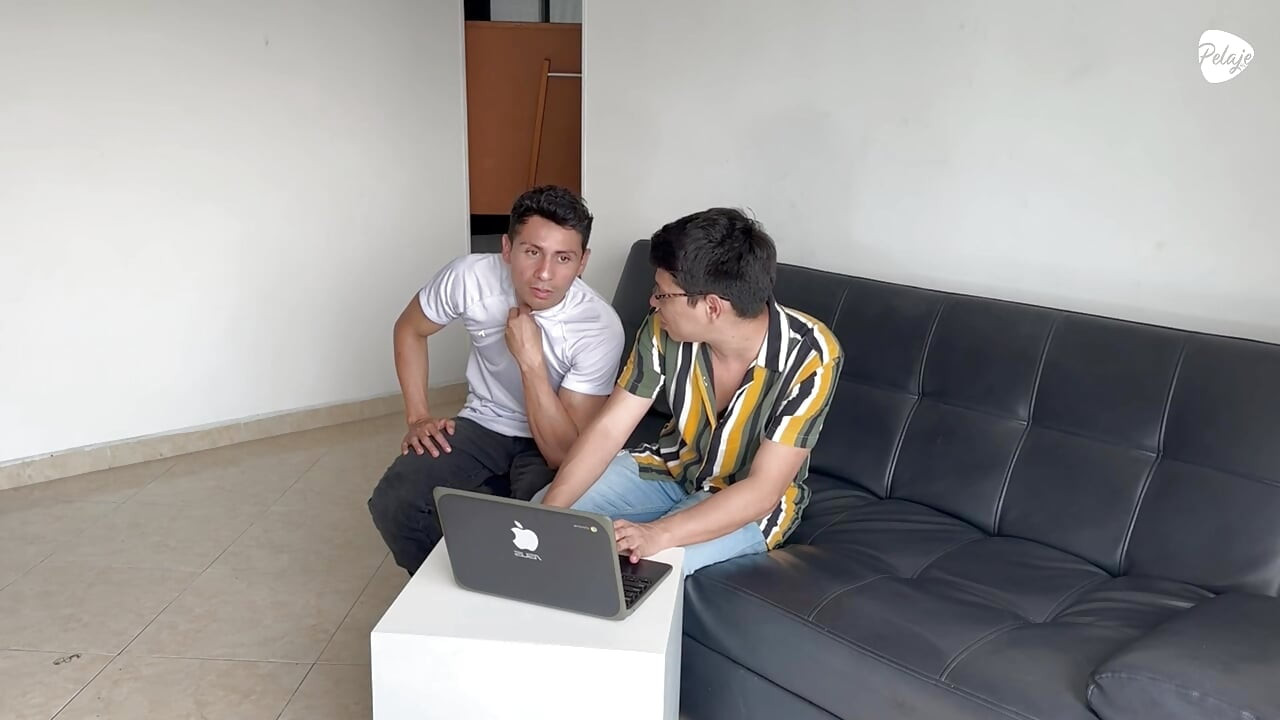 A customer calls me to fix his laptop, I find a lot of gay porn and decide to give him a discount for fucking him.