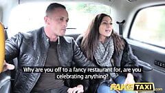 Fake taxi cachonda esposa francesa compartiendo taxi en el asiento trasero