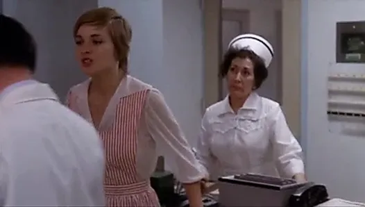 Candice Rialson en enfermeras de rayas