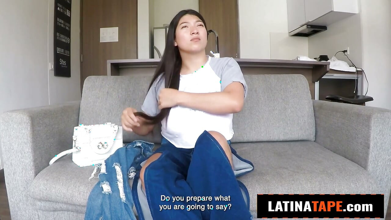 Esta LATINA curvilínea com peitos enormes entrou vestida com um espartilho preto provocante e meias de ligas