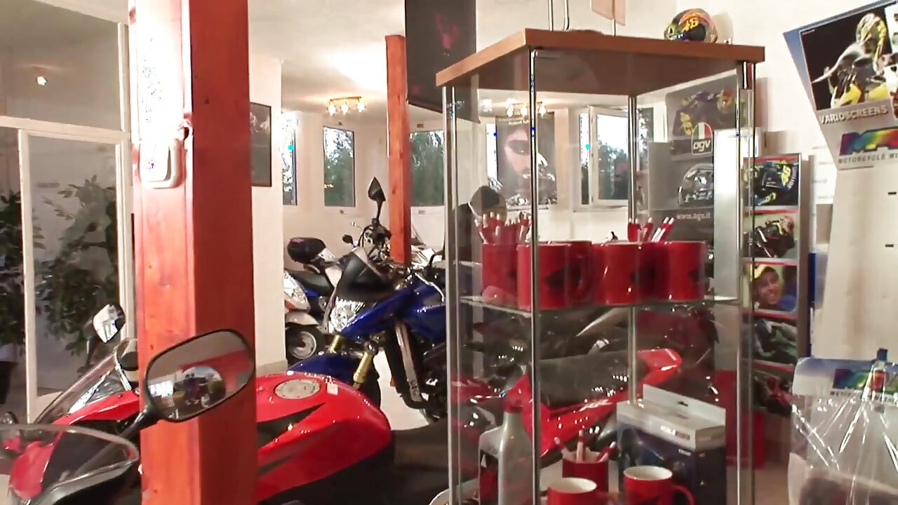 Fode em uma motocicleta puta loiras filmadas