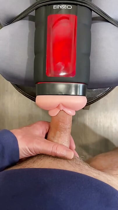 Escupiendo semen con este juguete de coño caliente
