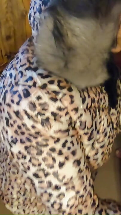 Мега мамка milfycalla отримує купу сперми на пухку куртку!