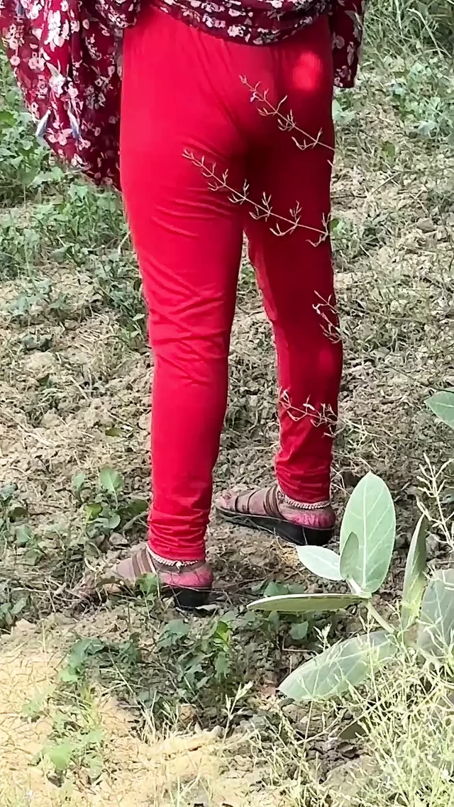 Gf ko khet m le ja ke video banaya