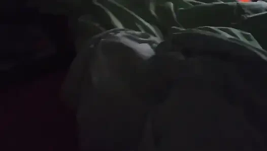 Morbid yaşlı adam karısının odasına giriyor ve onu kaydediyor