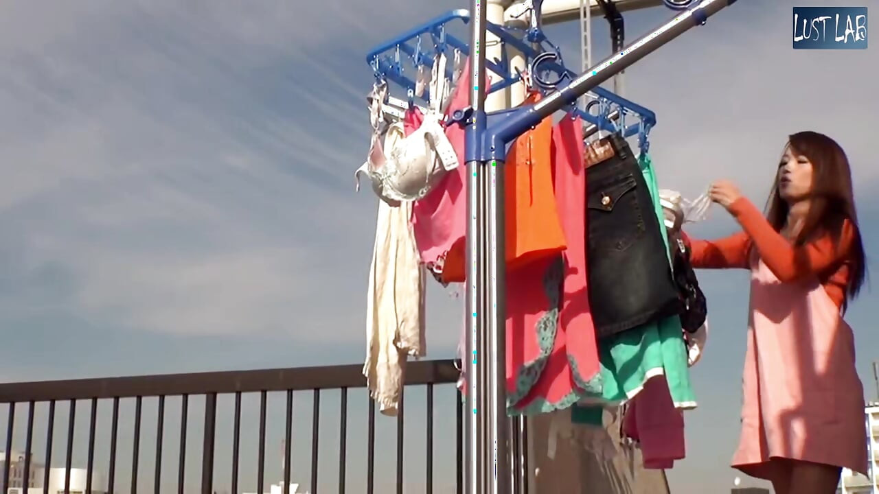 Balkon çamaşırları bakış açısı - evli bir komşu yol boyunca cesur tepkisini fark ediyor - bölüm 3