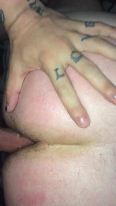 我是由一个朋友抚养长大的。