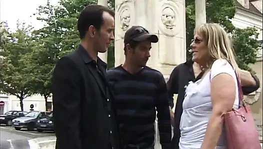 Olgun sarışın orta yaşlı seksi kadın azgın adamlar tarafından vahşi üçlü grup sekste derinden yumruklanıyor