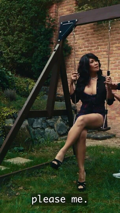 MATURE4K. Yaramaz komşu esmer olgun seviyor | Klip 1
