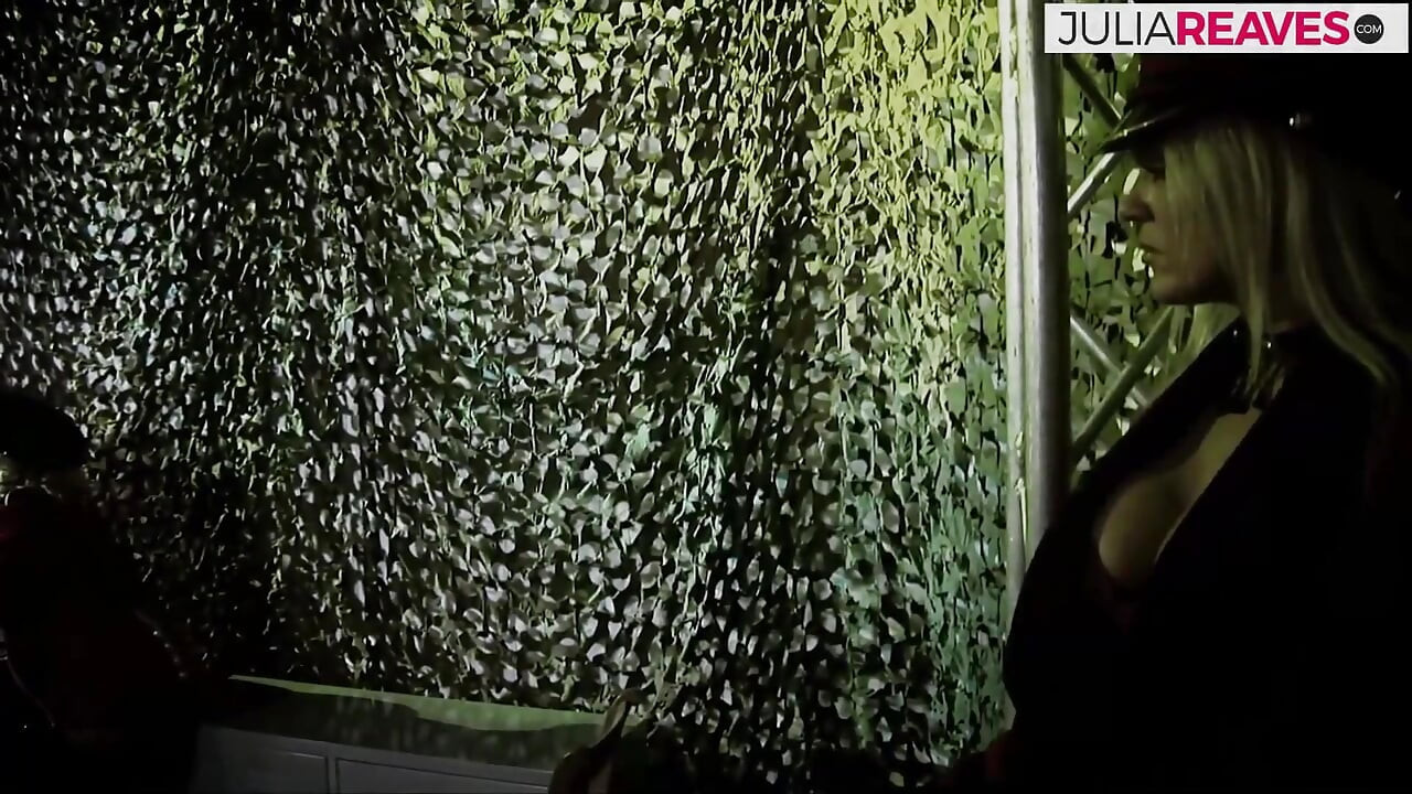 Sex dur în joc de roluri cu țâțe mari în uniformă