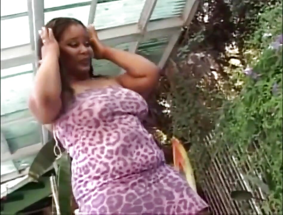 Negro y blanco grandes tetas gordito coño follando coño lamiendo en el jardín