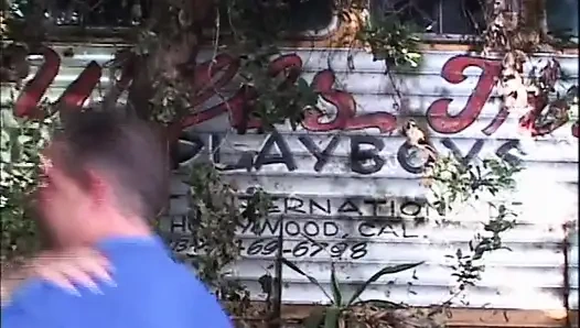 Polis fışkırtana kadar açık havada esmeri sikiyor