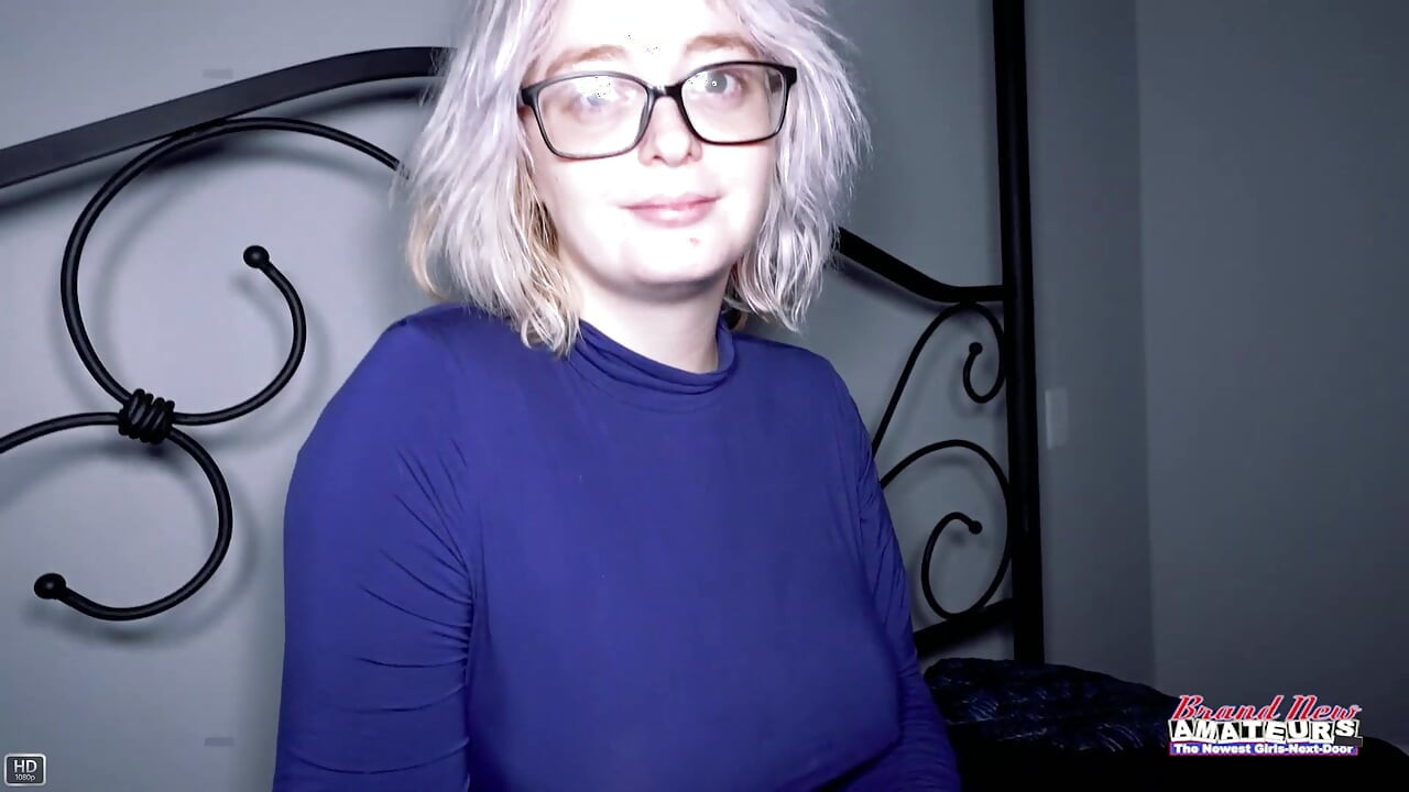 Annie Archer pohotna obla plavuša sa vlažnim dupetom intenzivno liže anal!
