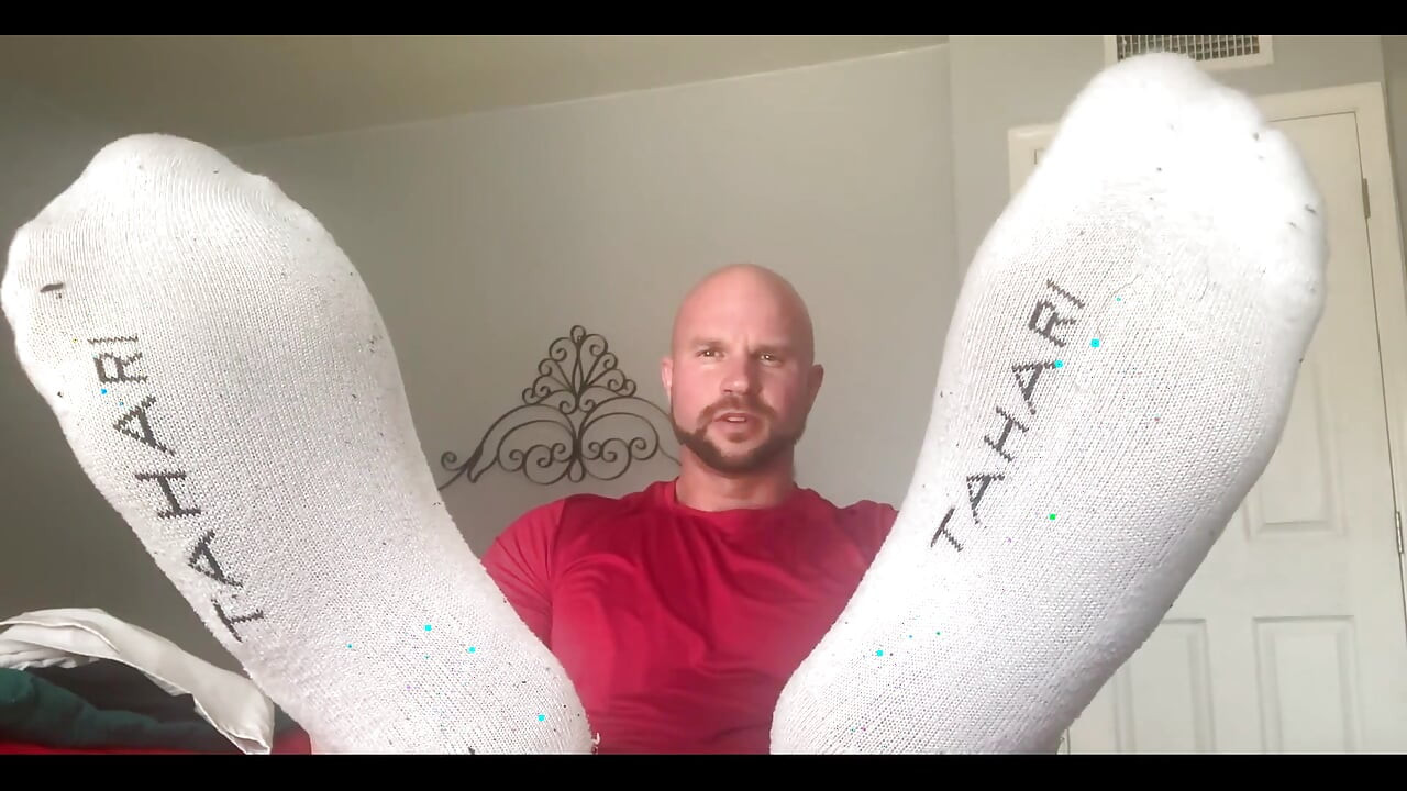 Malo je čudno dok mi skidaš cipele