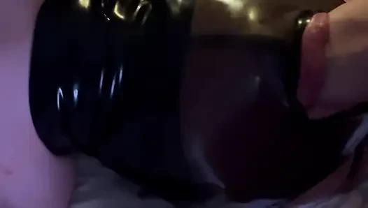 Aç evli kadın emiyor ve yüzünü sikiyor