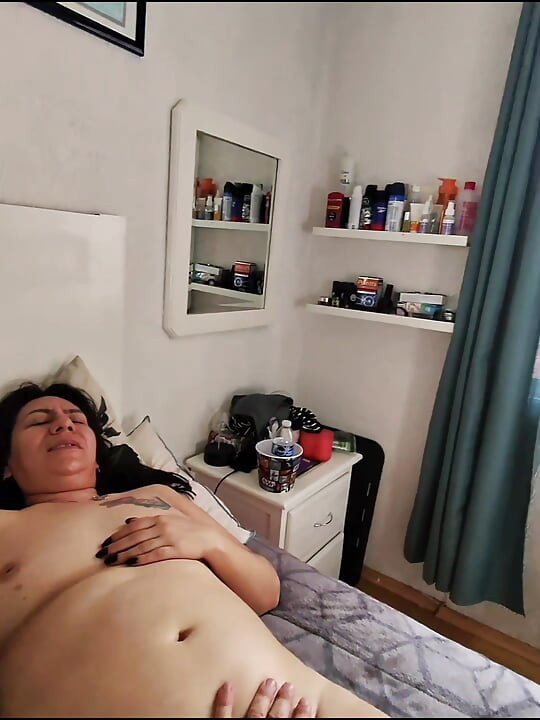 U emisiji veb kamere u Xhamster Live i sa njenom neobrijanom vaginom Riva mi daje spektakularno pušenje kurca