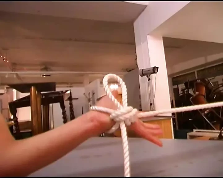 Master ole和domina saskia让他们不守规矩的金发奴隶女孩做好准备