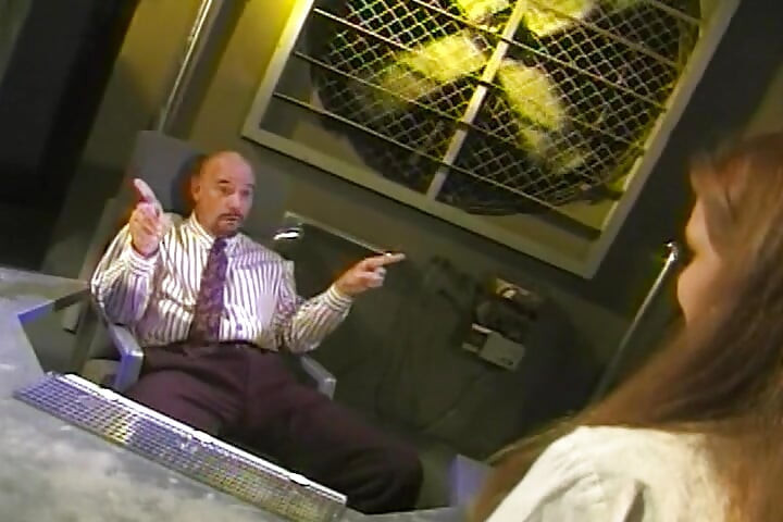 Sperma fressenden teenager wird sich bücken und im doggystyle gefickt