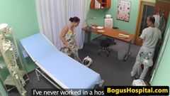 Limpiador chupa la polla del médico antes de follar