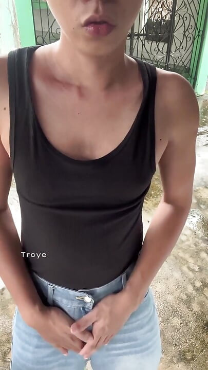 Asian Twink w Sando i dżinsach