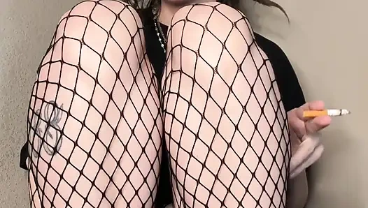 Курит в чулках-сеточках, соблазняя тебя взглядом на мою киску