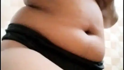 Schau, wie ein junges mädchen im dorf badet