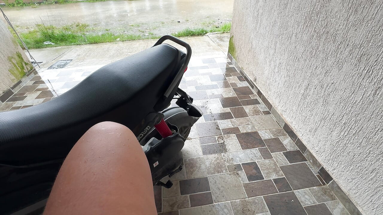 Estou completamente obcecado em me masturbar na frente dos meus novos vizinhos.