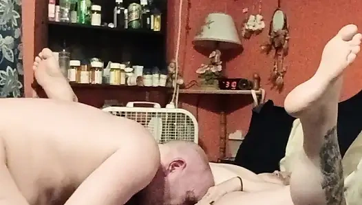 Boşalana kadar bana oral seks yapıyor ve devam ediyor