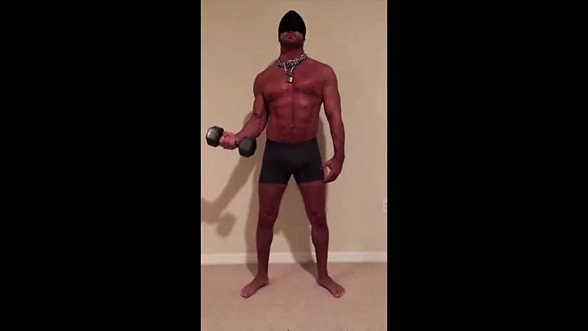 Fața sclavului muscular a plesnit