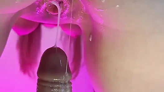 Dia melompat dan menyiram dirinya dengan air mani (close-up)