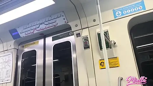 Ses işaretini görmeye dayanamıyor ve beni São Paulo metrosunun içine çekti
