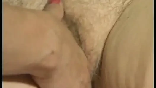Nenek-nenek saling jilat dan fingering memek berbulu setelah strip poker game