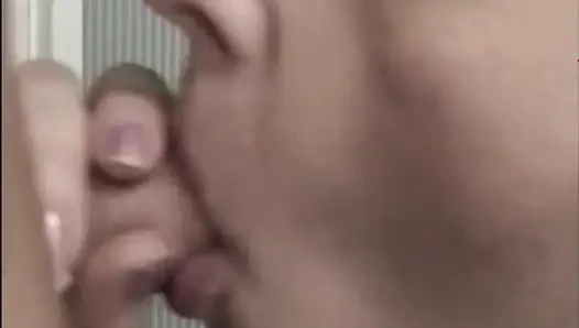 Sıkı amcıklı masum genç kız banyoda sikiliyor ve büyük yarakla ağzına boşalıyor