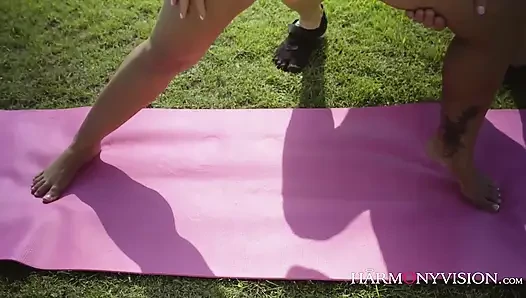Tanned blondie works dick outdoors