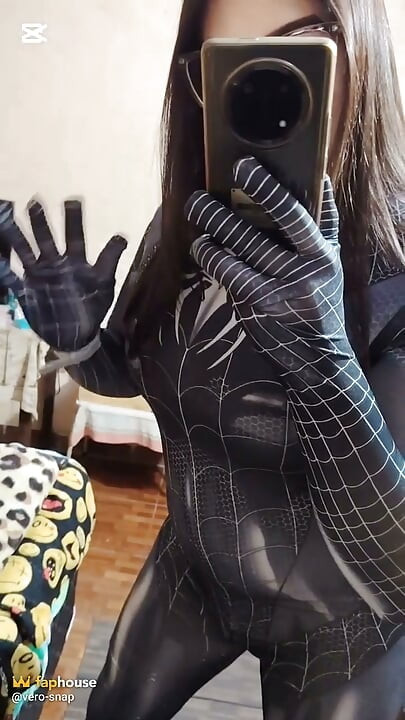 Bu orospuya Spiderman Venom cosplay'iyle siktir et