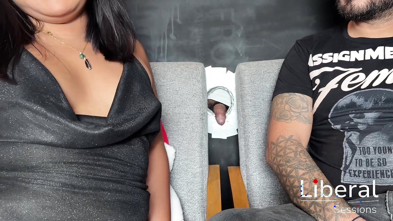ESPOSA É COMPARTILHADA POR SEU MARIDO PARA SER FODIDA EM UM GLORYHOLE