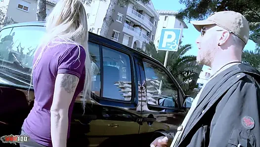 İspanyol orta yaşlı seksi kadın Tamara Dix ile kamyonette yumrukla sikişiyor ve sodomsi