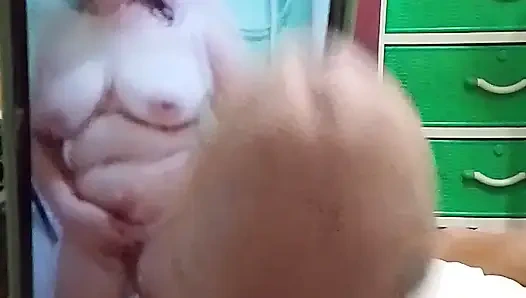 Я ублажил себя просмотром видео моей жене, она мне прислала вчера