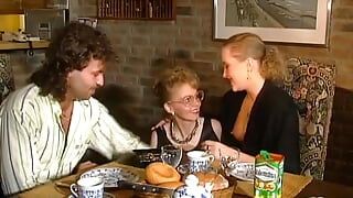 Deux superbes nanas allemandes partagent une bite chargée sur la table de la cuisine