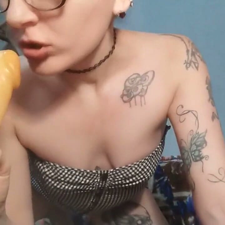 Magere hete milf heeft je grote lading nodig