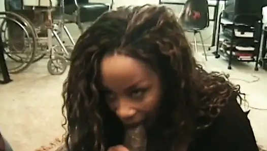 Kurvige ebenholz-schlampe wird von einem schwarzen hengst geritten, während er einen dildo in ihren arsch schiebt