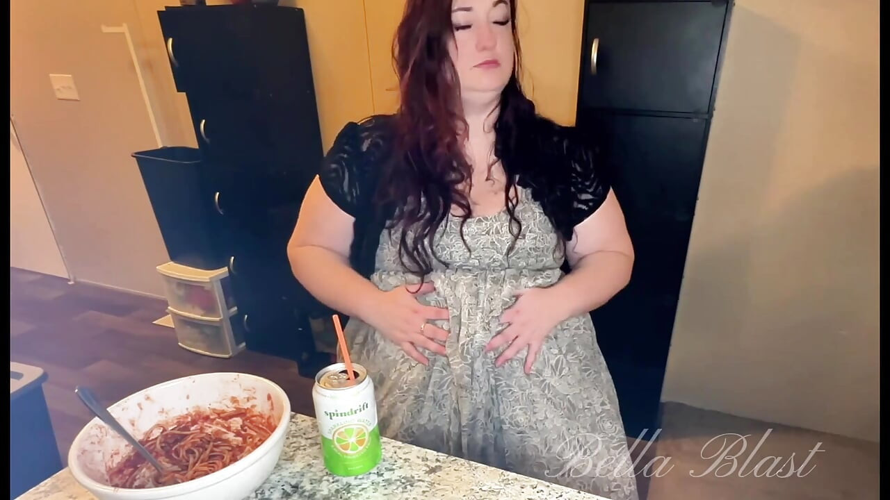 BBW rülpst und nasse furze nach Nudel binge echte bauchreaktionen von bella blast